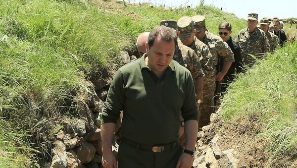 Министр обороны Армении Давид Тоноян посетил армяно-азербайджанскую границу (6 июля 2018). Армения - Sputnik Արմենիա
