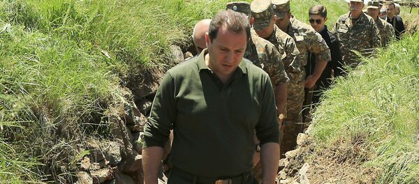 Министр обороны Армении Давид Тоноян посетил армяно-азербайджанскую границу (6 июля 2018). Армения Министр обороны Армении Давид Тоноян посетил армяно-азербайджанскую границу (6 июля 2018). Армения - Sputnik Армения