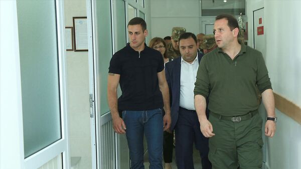 Министр обороны Армении Давид Тоноян посетил сисианский медицинский центр (6 июля 2018). Сисиан - Sputnik Армения