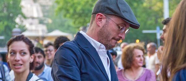 Почетный гость фестиваля, американский режиссер, сценарист и продюсер Даррен Аронофски на красной дорожке 15-го кинофестиваля Золотой абрикос (8 июля 2018). Еревaн - Sputnik Армения