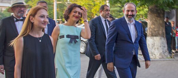 Премьер-министр Армении Никол Пашинян, Анна Акопян и министр культуры Лилит Макунц на красной дорожке 15-го кинофестиваля Золотой абрикос (8 июля 2018). Еревaн - Sputnik Արմենիա