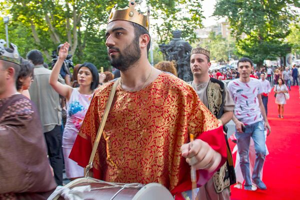 Музыканты на красной дорожке 15-го кинофестиваля Золотой абрикос (8 июля 2018). Еревaн - Sputnik Армения