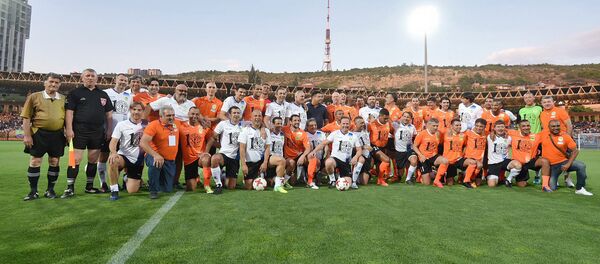 Участники футбольного Матча легенд перед началом встречи (8 июля 2018). Еревaн Участники футбольного Матча легенд перед началом встречи (8 июля 2018). Еревaн - Sputnik Արմենիա