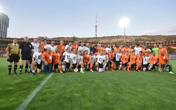 Участники футбольного Матча легенд перед началом встречи (8 июля 2018). Еревaн - Sputnik Армения