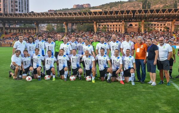 Команда Сборной Европы футбольного Матча легенд перед началом встречи (8 июля 2018). Еревaн - Sputnik Армения