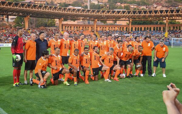 Команда Сборной Латинской Америки футбольного Матча легенд перед началом встречи (8 июля 2018). Еревaн - Sputnik Армения