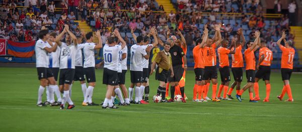 Участники футбольного Матча легенд перед началом встречи (8 июля 2018). Еревaн - Sputnik Армения