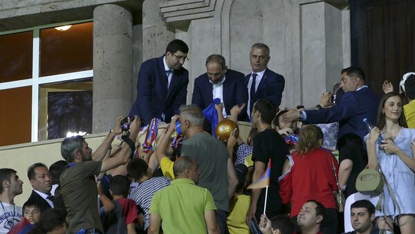 Матч легенд в Ереване: Никол Пашинян произвол фурор на Республиканском стадионе - Sputnik Армения