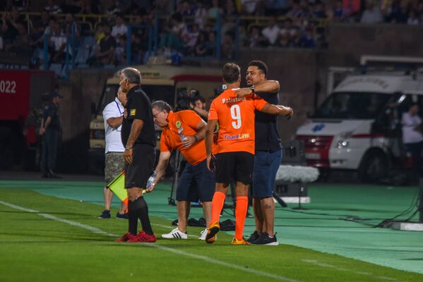 Габриэль Батистута и Роналдо на футбольном Матче легенд (8 июля 2018). Еревaн - Sputnik Армения