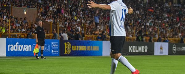 Юрий Джоркаефф на футбольном Матче легенд (8 июля 2018). Еревaн - Sputnik Армения