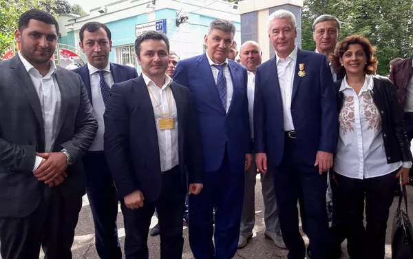 Во время ежегодного московского праздника АБРИКОС-2018 мэру Москвы Серею Собянину вручили Золотой Крест (8 июля 2018). Москвa - Sputnik Армения