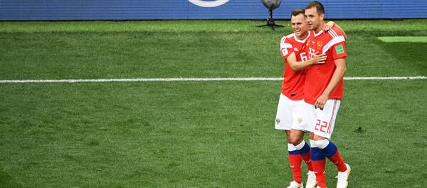 Футболисты сборной России Денис Черышев и Артем Дзюба в матче чемпионата мира по футболу между сборными России и Саудовской Аравии (14 июня 2018). Москвa Футболисты сборной России Денис Черышев и Артем Дзюба в матче чемпионата мира по футболу между сборными России и Саудовской Аравии (14 июня 2018). Москвa - Sputnik Армения