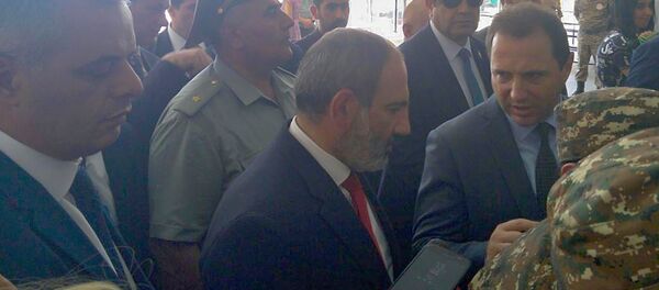 Премьер-министр Армении Никол Пашинян и министр обороны Давид Тоноян в республиканском сборном пункте (9 июля 2018). Еревaн Премьер-министр Армении Никол Пашинян и министр обороны Давид Тоноян в республиканском сборном пункте (9 июля 2018). Еревaн - Sputnik Армения