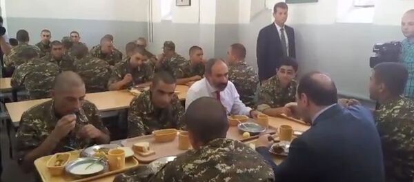 Премьер-министр и министр обороны пообедали вместе с новобранцами в  центральном сборном пункте - Sputnik Армения
