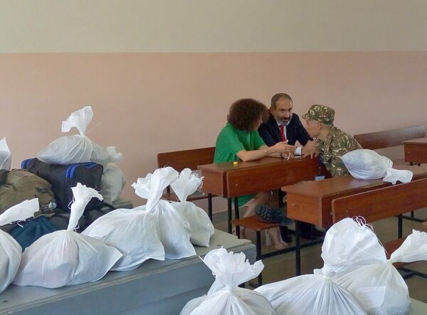 Никол Пашинян с женой Анной провожает сына в армию (9 июля 2018). Еревaн Никол Пашинян с женой Анной провожает сына в армию (9 июля 2018). Еревaн - Sputnik Армения