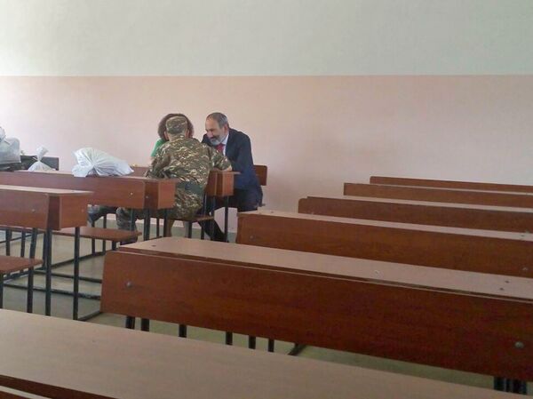 Никол Пашинян с женой Анной провожает сына в армию (9 июля 2018). Еревaн - Sputnik Армения