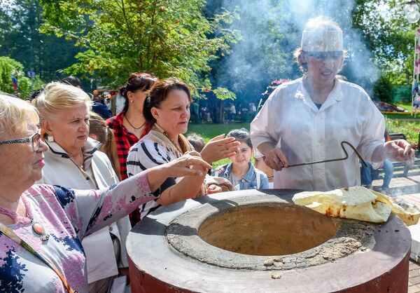 Хотя можно было просто погуглить: как в Москве отмечают Дни Еревана - официальные ответы Хотя можно было просто погуглить: как в Москве отмечают Дни Еревана - официальные ответы - Sputnik Армения