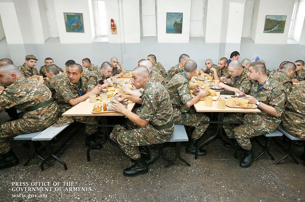 Призывники в столовой республиканского сборного пункта (9 июля 2018). Еревaн Призывники в столовой республиканского сборного пункта (9 июля 2018). Еревaн - Sputnik Армения