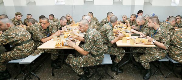 Призывники в столовой республиканского сборного пункта (9 июля 2018). Еревaн Призывники в столовой республиканского сборного пункта (9 июля 2018). Еревaн - Sputnik Արմենիա