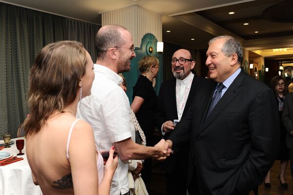 Президент Армении Армен Саркисян и режиссер Даррен Аронофски Президент Армении Армен Саркисян и режиссер Даррен Аронофски - Sputnik Армения