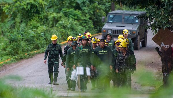 Тайские солдаты и спасатели на месте спасательных работ около пещеры Тхам Луанг (8 июля 2018). Таиланд - Sputnik Արմենիա