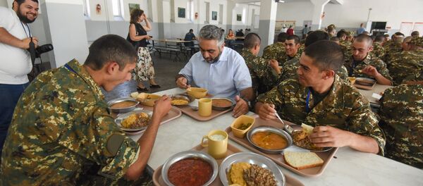 Пресс-секретарь министрерства обороны Армении Арцрун Ованнисян в столовой республиканского сборного пункта (10 июля 2018). Еревaн Пресс-секретарь министрерства обороны Армении Арцрун Ованнисян в столовой республиканского сборного пункта (10 июля 2018). Еревaн - Sputnik Արմենիա