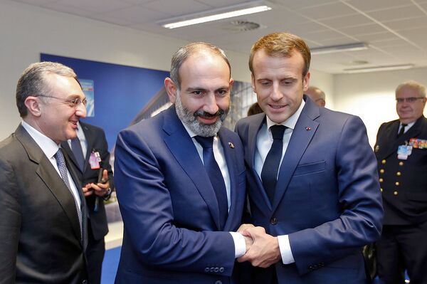 Встреча премьер-министра Армении Никола Пашиняна и Президента Франции Эммануэля Макрона на полях саммита НАТО (11 июля 2018). Брюссель - Sputnik Армения