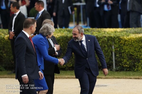 Премьер-министры Армении Никол Пашинян и Великобритании Тереза Мей перед ужином стран-партнеров НАТО (11 июля 2018). Брюссель Премьер-министры Армении Никол Пашинян и Великобритании Тереза Мей перед ужином стран-партнеров НАТО (11 июля 2018). Брюссель - Sputnik Армения