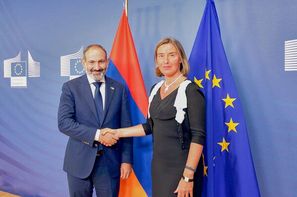 Премьер-министр Армении Никол Пашинян встретился с вице-председателем Еврокомиссии Федерикой Могерини (11 июля 2018). Брюссель Премьер-министр Армении Никол Пашинян встретился с вице-председателем Еврокомиссии Федерикой Могерини (11 июля 2018). Брюссель - Sputnik Армения