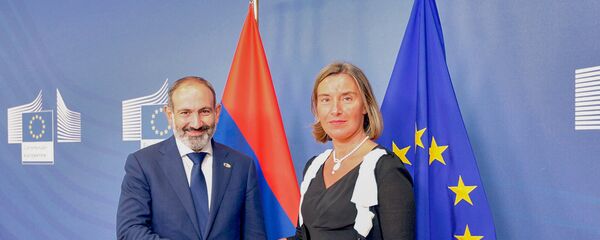 Премьер-министр Армении Никол Пашинян встретился с вице-председателем Еврокомиссии Федерикой Могерини (11 июля 2018). Брюссель - Sputnik Армения