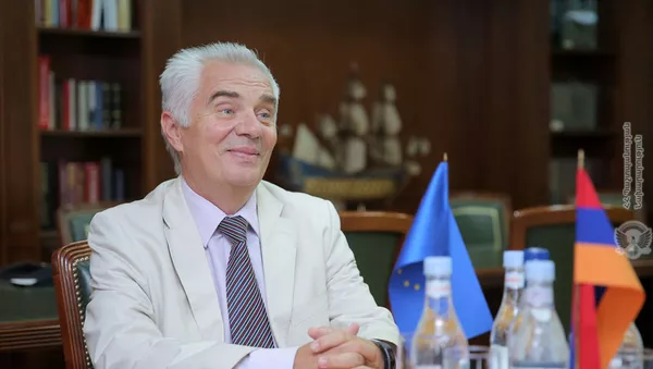 Глава делегации ЕС Петр Свитальски на приеме у министра обороны Армении Давида Тонояна (10 июля 2018). Еревaн - Sputnik Армения