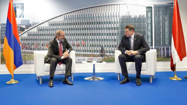 Премьер-министр Армении встретился с Президентом Латвии Раймондом Вейонисом (12 июля 2018). Брюссель - Sputnik Армения
