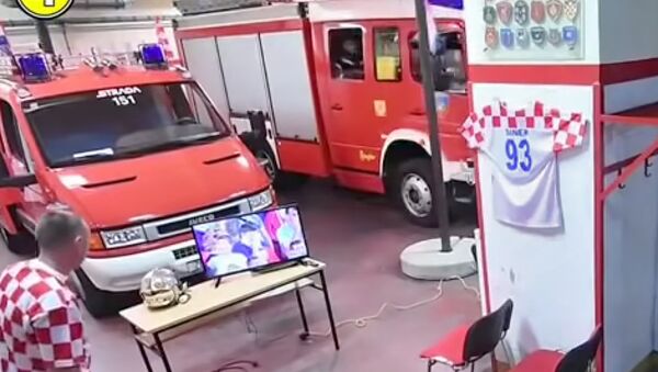 Реакция пожарных в Хорватии во время послематчевых пенальти - Sputnik Արմենիա
