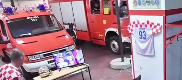 Реакция пожарных в Хорватии во время послематчевых пенальти Реакция пожарных в Хорватии во время послематчевых пенальти - Sputnik Армения