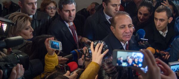 Премьер-министра Армении Овик Абраамян проголосовал на участке 10/8 Премьер-министра Армении Овик Абраамян проголосовал на участке 10/8 - Sputnik Армения