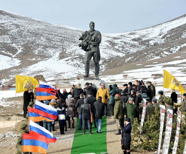 Памятник советским воинам, принявшим участие в ликвидации последствий землетрясения в Армении 7 декабря 1988 года, открыт в понедельник в Спитаке - Sputnik Армения
