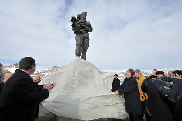Памятник советским воинам, принявшим участие в ликвидации последствий землетрясения в Армении 7 декабря 1988 года, открыт в понедельник в Спитаке - Sputnik Армения