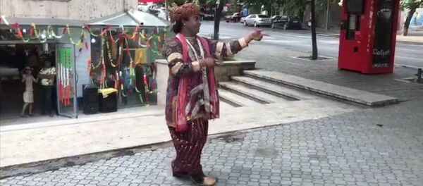 Индус в национальном костюме зазывает ереванцев на ярмарку индийской продукции - Sputnik Армения