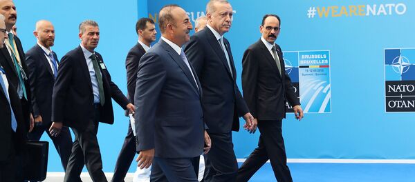 Президент Турции Реджеп Тайип Эрдоган, министр иностранных дел Турции Мевлют Чавушоглу вместе с турецкой делегацией прибывают на второй день саммита НАТО (12 июля 2018). Бельгия - Sputnik Армения