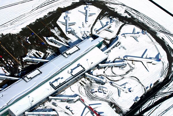 Международный аэропорт Буффало был закрыт после обильного снегапада в пятницу, 13 октября 2006 года - Sputnik Армения