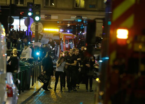 Французская полиция эвакуирует людей в районе Rue Bichat в 10-м округе Парижа после серии нападений в пятницу, 13 ноября 2015 года. - Sputnik Армения