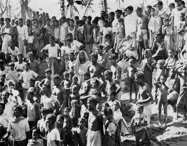 Выжившие ждут помощи после массивного тропического циклона Бхола, который обрушился на восточный Пакистан (ныне Бангладеш) и Западную Бенгалию Индии в пятницу, 13 ноября 1970 года - Sputnik Армения