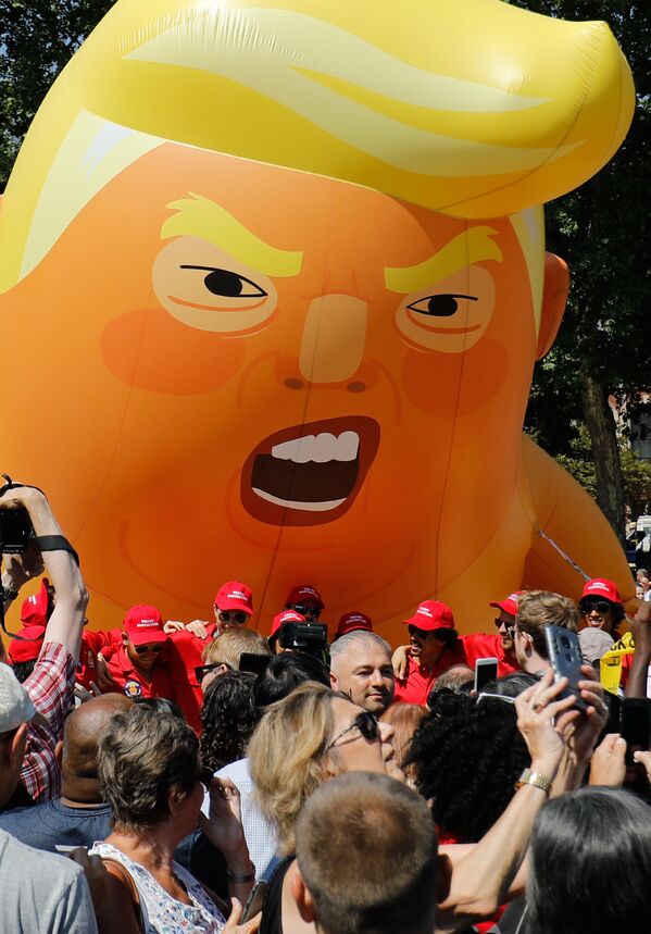 Активисты надувают гигантский воздушный шар с изображением президента США Дональда Трампа в качестве оранжевого ребенка во время демонстрации против визита Трампа в Великобританию в пятницу, 13 июля 2018 года. - Sputnik Армения