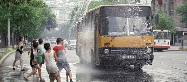 Автобус на проспекте Саят-Новы в Вардавар, Ереван, Армянская ССР Автобус на проспекте Саят-Новы в Вардавар, Ереван, Армянская ССР - Sputnik Արմենիա