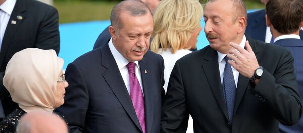 Президенты Турции и Азербайджана Реджеп Тайип Эрдоган с супругой Эмине и Ильхам Алиев на саммите глав государств и глав правительств стран-участниц НАТО (11 июля 2018). Брюссель - Sputnik Армения