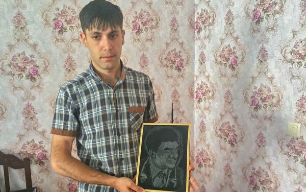 Роман Микаелян с портретом Севака - Sputnik Армения