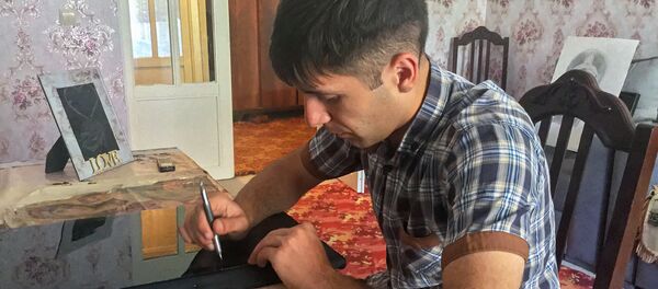 Роман Микаелян за работой Роман Микаелян за работой - Sputnik Армения