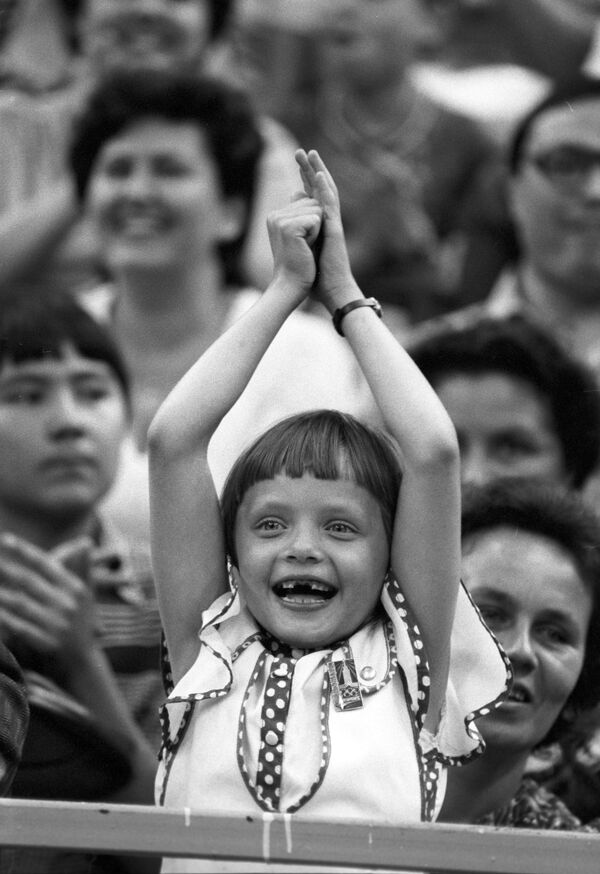 Юная болельщица на матче по баскетболу между сборными СССР и Югославии на XXII летних Олимпийских играх, 1980 год - Sputnik Армения