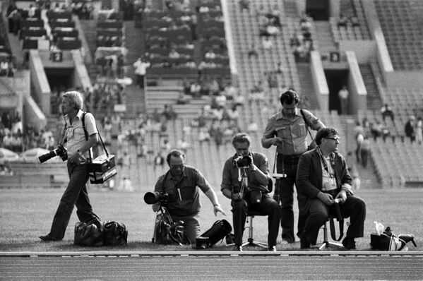 Фотокорреспонденты готовятся к съемкам соревнований XXII Олимпийских игр на московском стадионе, 1980 год - Sputnik Армения