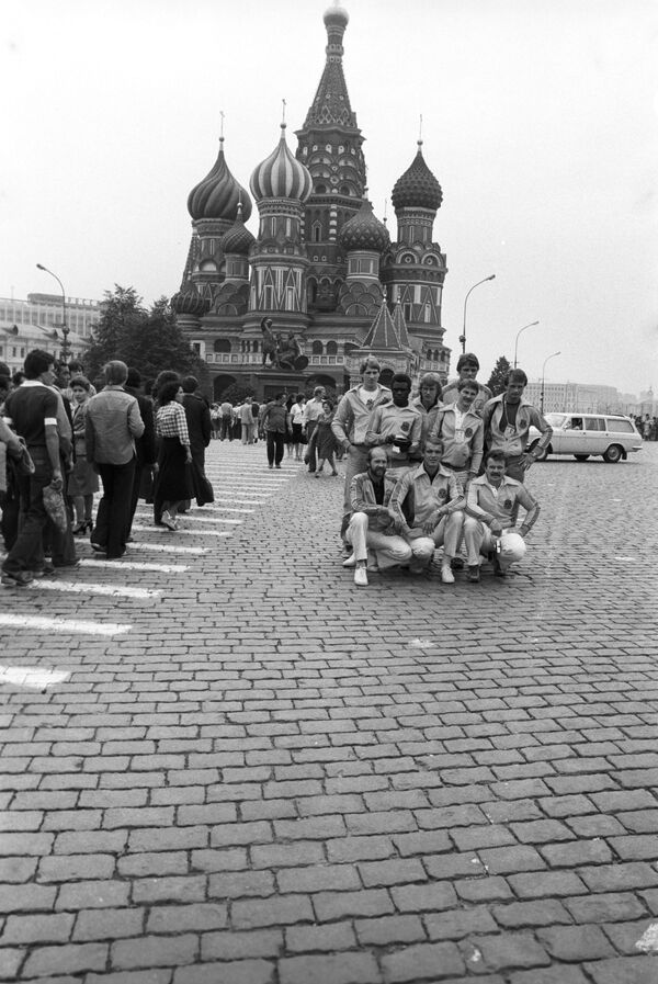 XXII Олимпийские игры. Иностранные туристы — гости московской Олимпиады — на Красной площади, 1980 год - Sputnik Армения